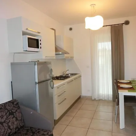 아파트 Recently Built Flat With Big Swimming Pool And Balcony 비비오네