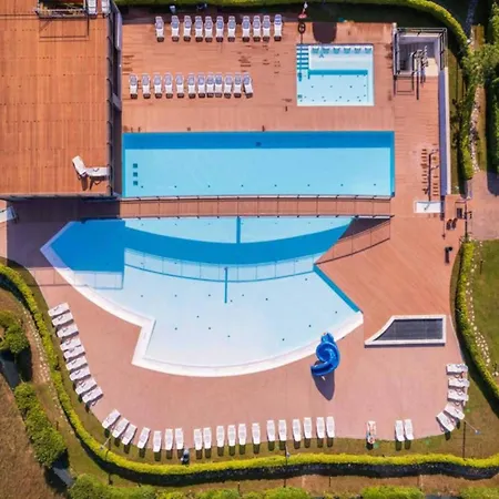 Flat With Swimming Pool And Balcony شقة