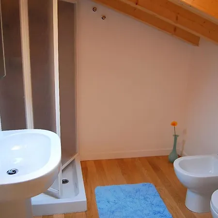 Recently Built Flat With Big Swimming Pool And Balcony 公寓 比比翁
