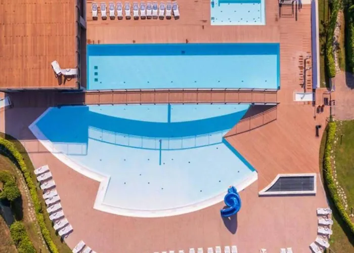 Flat With Swimming Pool And Balcony شقة